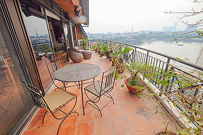 Cho thuê Căn hộ 2 phòng ngủ tầng cao, view hồ Trúc Bạch.