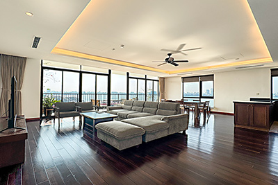 Cho thuê căn hộ 4 phòng ngủ view hồ 250m2,  gần khách sạn InterContinental.