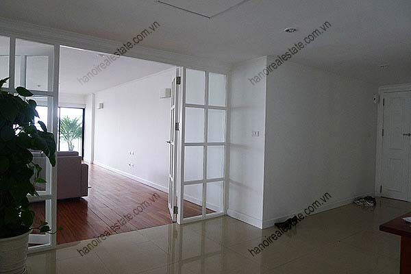 4 Bedroom Luxury & Spacious, Lake Vview Serviced Apartment in Hanoi 16