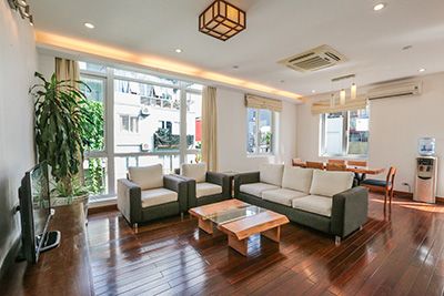 Cho thuê căn hộ đủ đồ giá rẻ, 100m2, 02 phòng ngủ tại ngõ 31 Xuân Diệu, Quận Tây Hồ