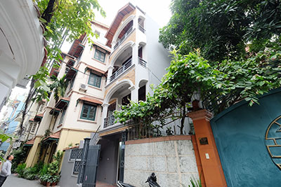Beautiful 3-bedroom house with large terrace on Xuan Dieu