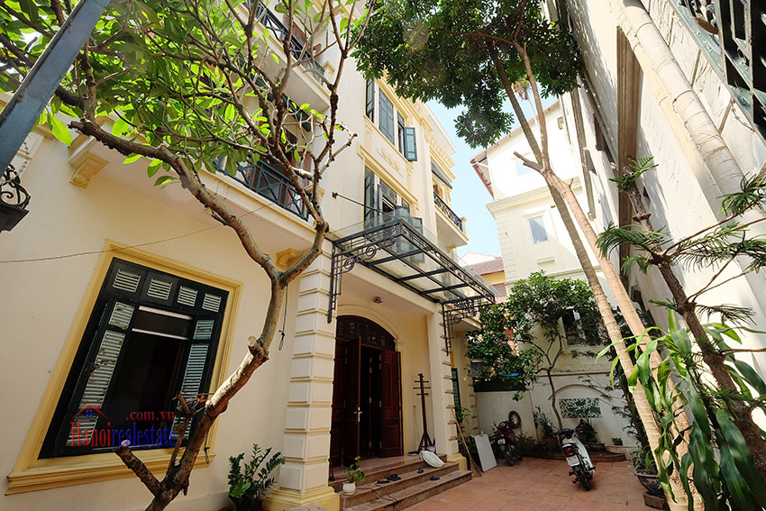 Beautiful house with front courtyard & big terrace in Tay Ho 1