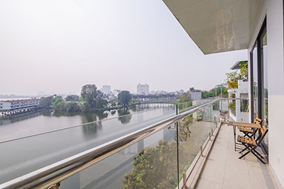 Cho thuê căn hộ 1 phòng ngủ rộng, mặt phố Yên Hoa, view Hồ Tây, Hà Nội