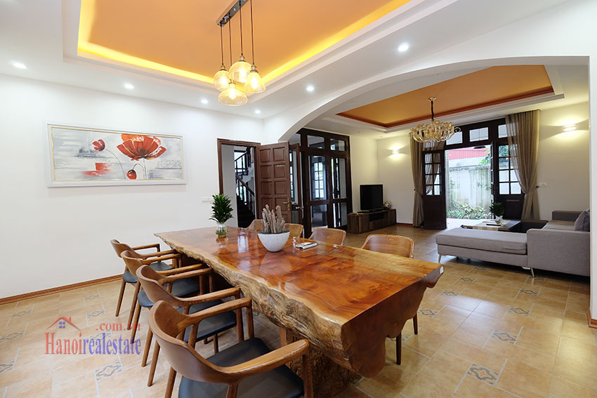 Charming 3 bedroom house with surrounding courtyard on Xuan Dieu 10