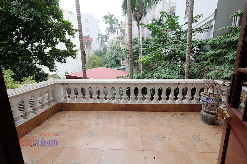Charming 3 bedroom house with surrounding courtyard on Xuan Dieu 19