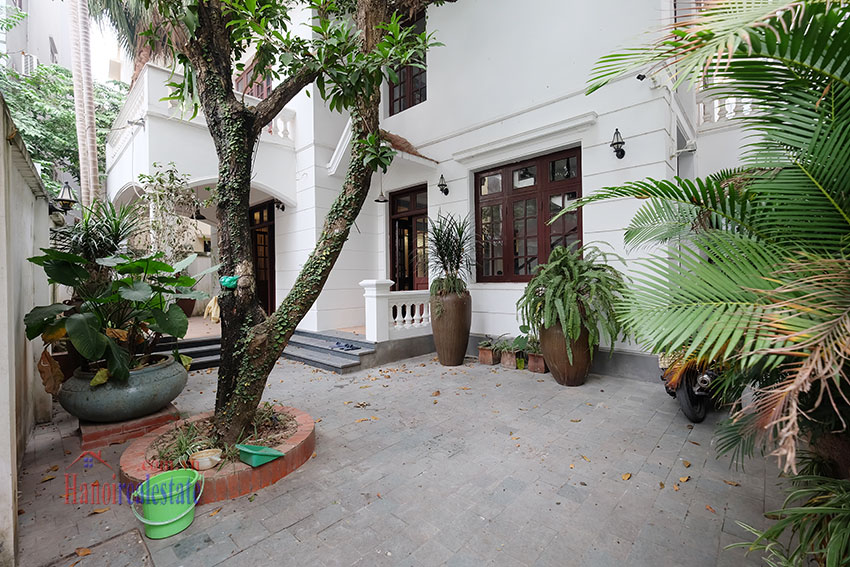 Charming 3 bedroom house with surrounding courtyard on Xuan Dieu 3