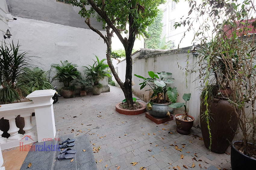 Charming 3 bedroom house with surrounding courtyard on Xuan Dieu 4