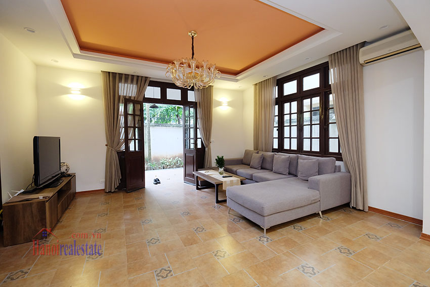 Charming 3 bedroom house with surrounding courtyard on Xuan Dieu 7