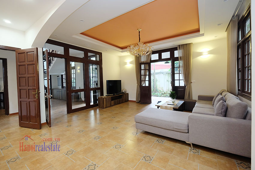 Charming 3 bedroom house with surrounding courtyard on Xuan Dieu 8