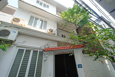 Charming 3-Bedroom House with Front Yard near West Lake