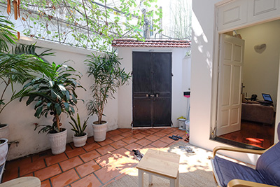 Charming 3-Bedroom House with Front Yard near West Lake