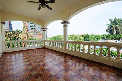 Charming 4-Bedroom House with a Beautiful Garden in Tay Ho Street