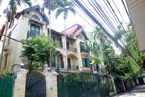 Charming house with front courtyard in Xom Chua, Car access