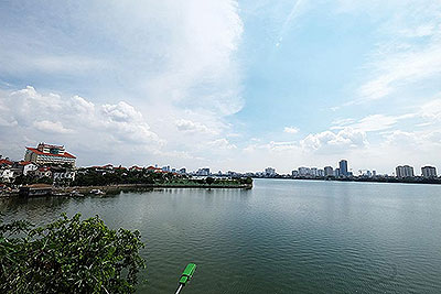 Cho thuê căn hộ đường Tô Ngọc Vân 2PN,  ban công nhìn ra hồ Tây.