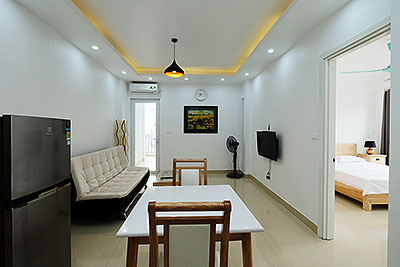 Cho thuê căn hộ mới 01 PN, gần hồ, ngõ 31 Xuân Diệu, Tây Hồ, Hà Nội.