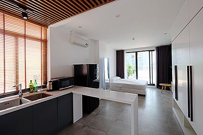 Cho thuê căn hộ studio 40m2, ban công rộng, phố Tô Ngọc Vân, Tây Hồ, Hà Nội