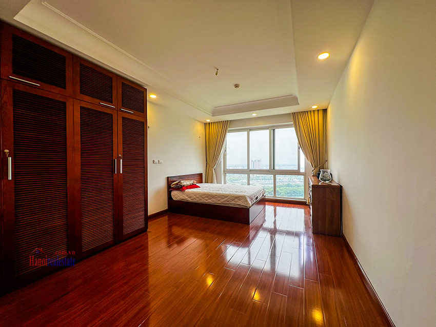 Ciputra: Golf course view 4-bedroom at P2 on high floor 11