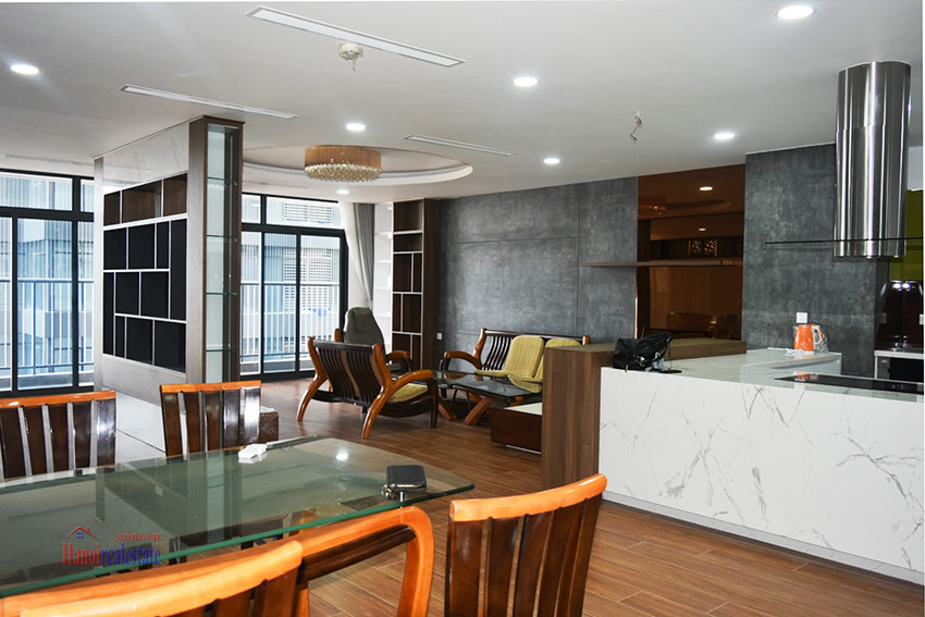 Discovery Complex: Luxurious President 0BRs apartment on high floor with city view 1