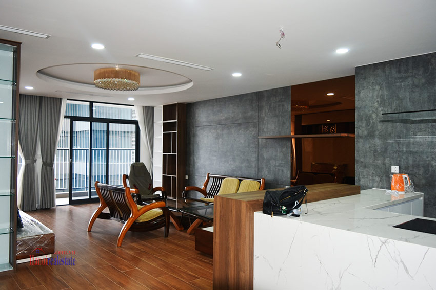 Discovery Complex: Luxurious President 0BRs apartment on high floor with city view 3