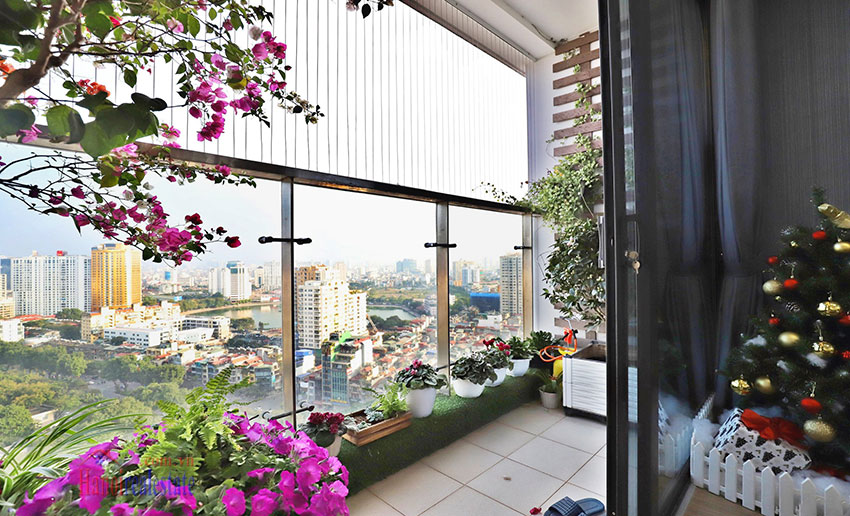 Enjoy Hanoi city view from 3 bedroom apartment in Vinhomes Metropolis, Hanoi 6
