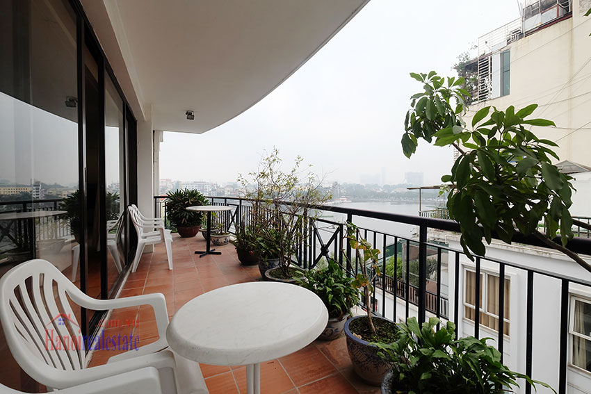 High floor 2 bedroom apartment with lake view in Truc Bach 10