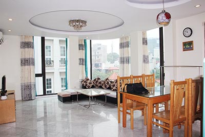 High floor 2-bedroom apartment on Mac Dinh Chi street, Truc Bach Island