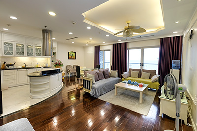Căn hộ 2 ngủ tầng cao cho thuê tại Ba Đình, có gym và bể bơi