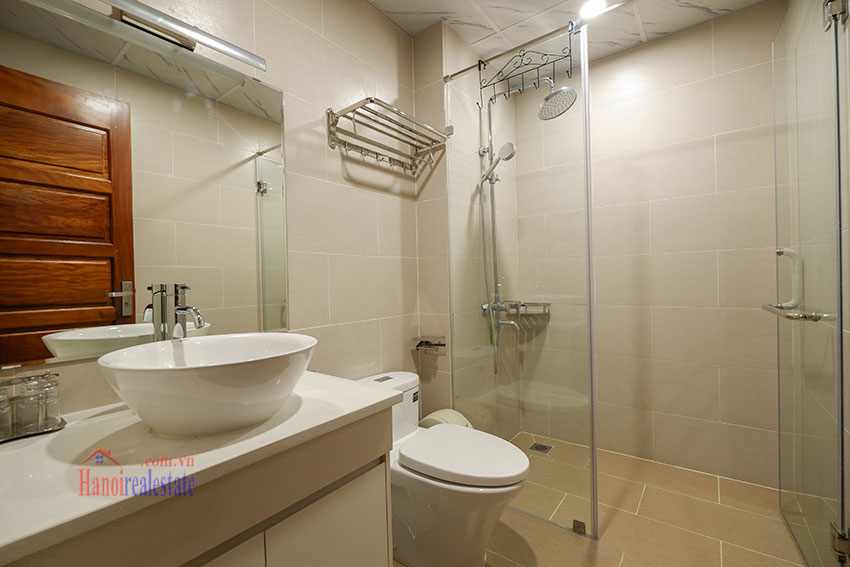 Lake front 2-bedroom apartment on high floor of Tu Hoa, car access 19