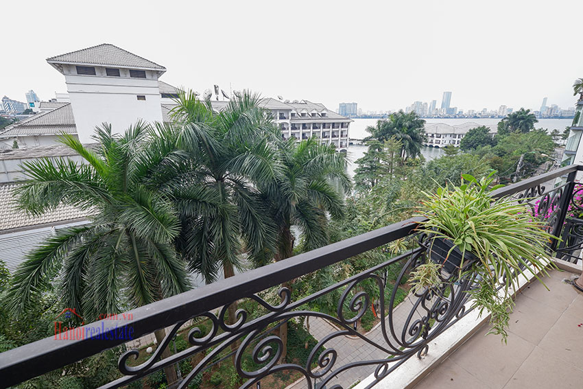 Lake front 2-bedroom apartment on high floor of Tu Hoa, car access 7