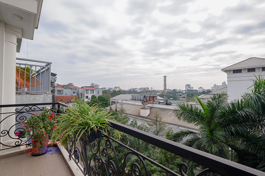 Lake front 2-bedroom apartment on high floor of Tu Hoa, car access 8
