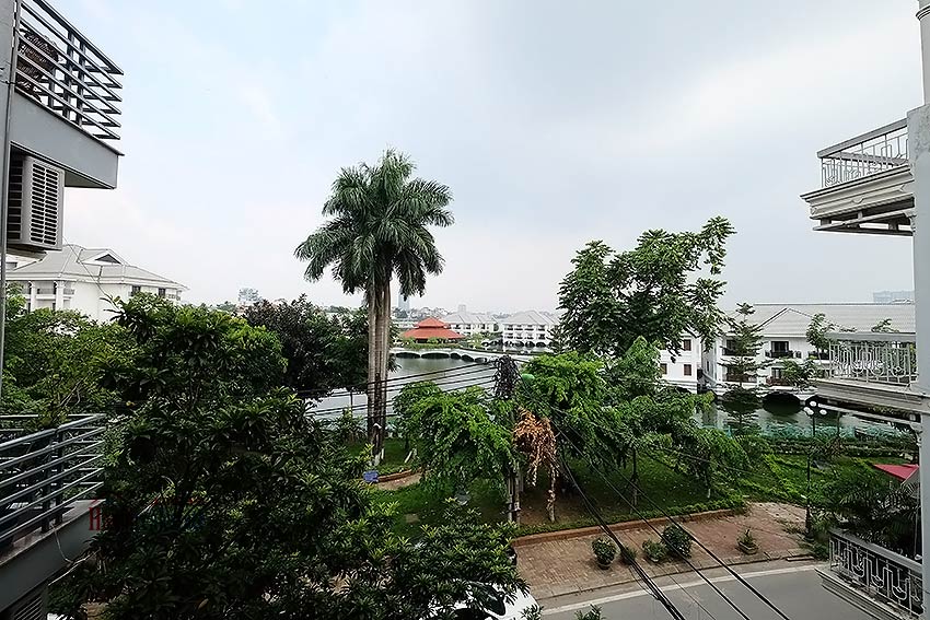 Lake view 3-bedroom house to rent in Tu Hoa, short walking from Xuan Dieu 18