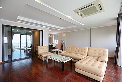 Lake view gorgeous 02 bedroom apartment on Xuan Dieu, high floor