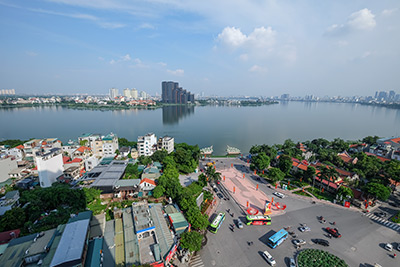 Cho thuê căn hộ 2 phòng ngủ nhìn ra hồ tây tại tòa cao tầng phố Lạc Long Quân