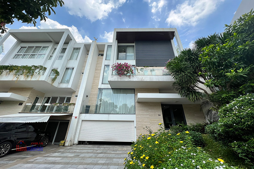 Magnificient fully renovated 3-bedroom house in Q block of Ciputra, beautiful garden 42