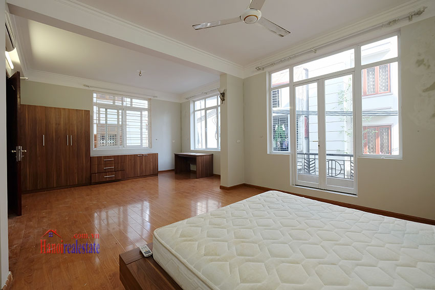 Modern 4 bedroom house with front yard to rent in Tay Ho 10