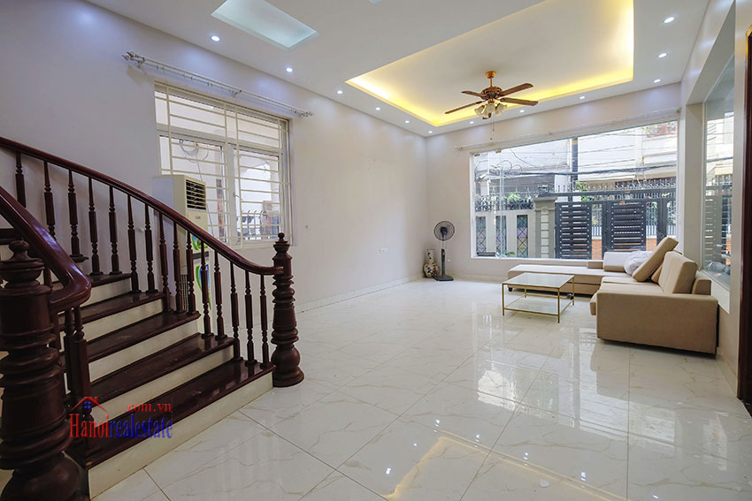 Modern 4 bedroom house with front yard to rent in Tay Ho 5