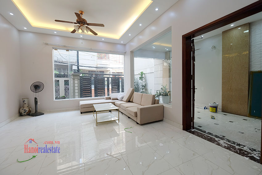 Modern 4 bedroom house with front yard to rent in Tay Ho 6