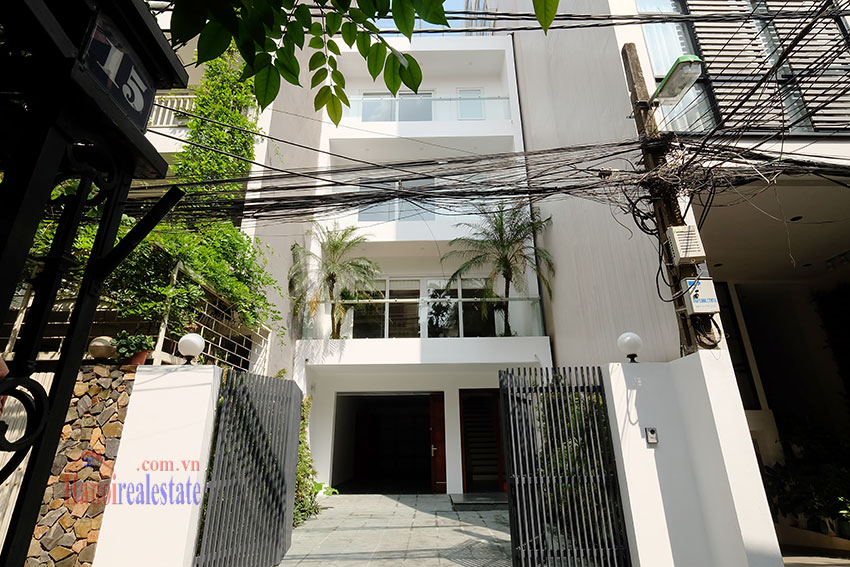 Modern house 4 bedroom house with front courtyard on Dang Thai Mai 1