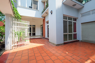 Modern House with Front Courtyard for Rent in Tay Ho – Car Access