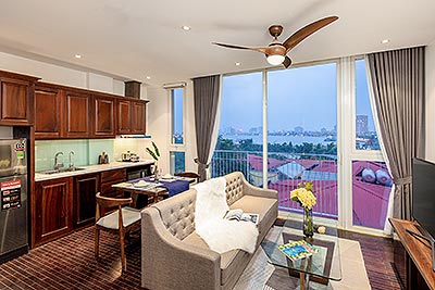 Cho thuê căn hộ view Hồ Tây: 60m2, một phòng ngủ, tầng cao, hiện đại, đầy đủ đồ đạc