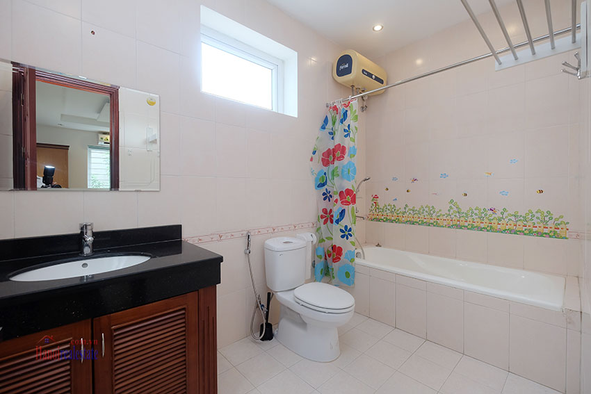 Partly furnished house with front courtyard in Tay Ho to rent 12