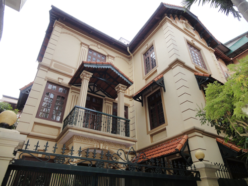 Rental House in Tay Ho, 4 bedrooms, 3 bathrooms, Quiet location, court-yard, good Price