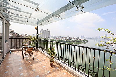 Renting 02 bedroom apartment on Xuan Dieu street with breathtaking lake view