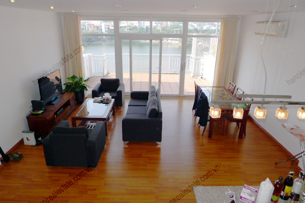 Spacious 3 bedroom Penthouse overlooking Truc Bach & West Lake, Large balcony