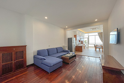 Cho thuê căn hộ rộng rãi với thiết kế hai phòng ngủ, hai ban công, tầng cao tại quận Tây Hồ