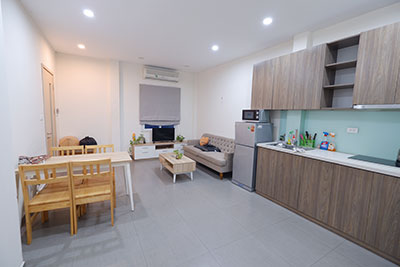 Cho thuê căn hộ 02 phòng ngủ, rộng rãi, hiện đại, giá rẻ tại phố Hoáng Hoa Thám