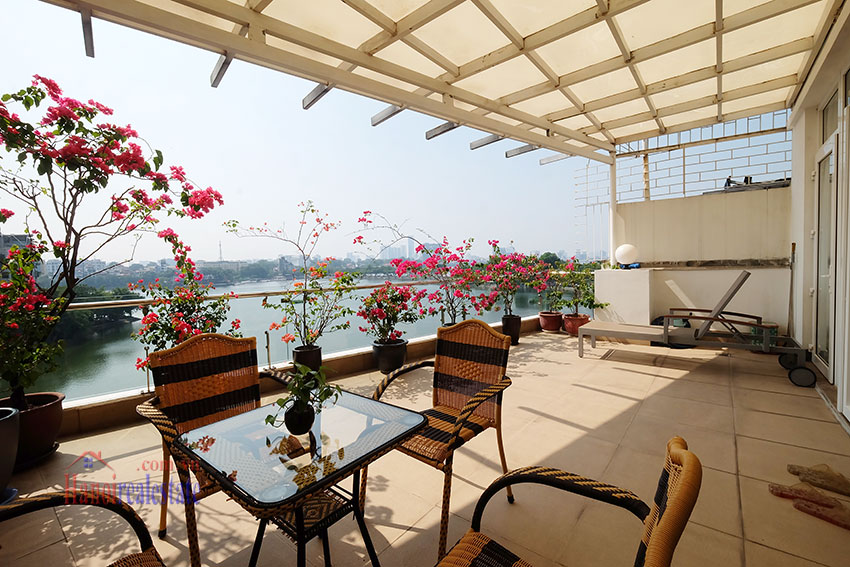 Stunning lake view 1-bedroom apartment with big balcony in Truc Bach 6