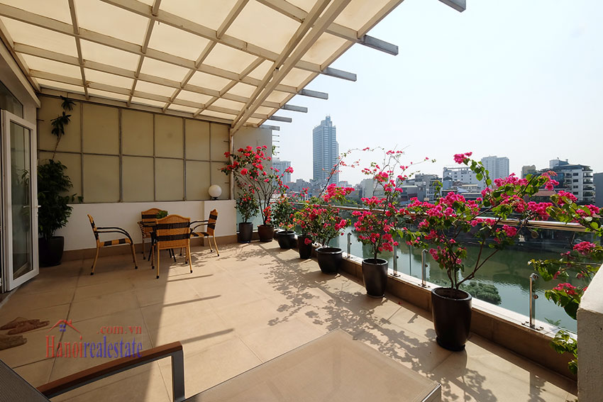 Stunning lake view 1-bedroom apartment with big balcony in Truc Bach 8