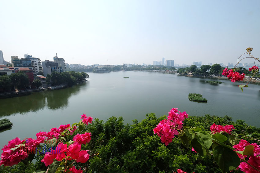 Stunning lake view 1-bedroom apartment with big balcony in Truc Bach 9