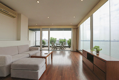 Cho thuê căn hộ 2 phòng ngủ cao cấp, nhìn thẳng ra Hồ Tây, tại phố Quảng An, Hà Nội